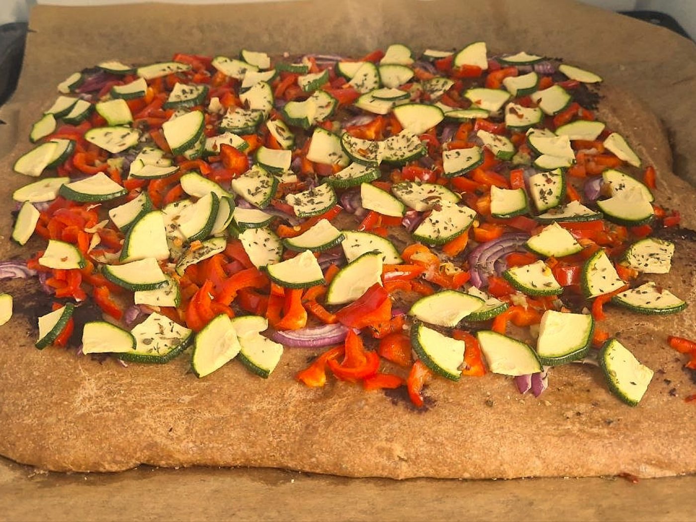 Dinkelfocaccia-mit-Zucchini,Paprika,Zwiebel,Knoblauch-nah